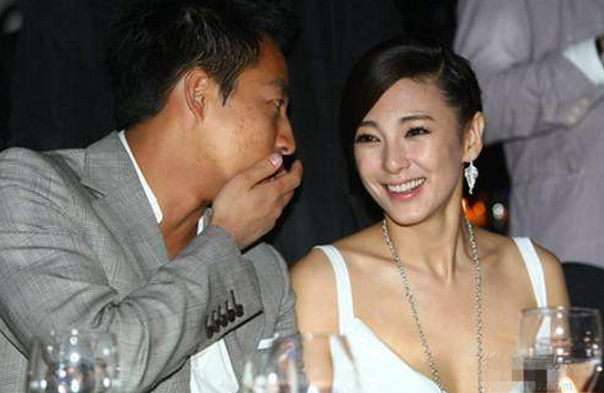 哪吒苏畅 整车设计采用现代简约风格海报